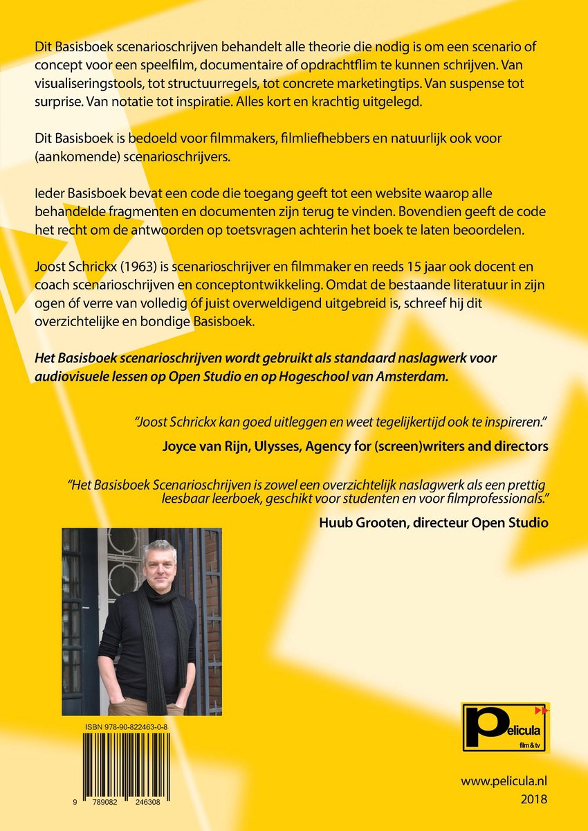 Een man met kort grijs haar, staande voor een gele achtergrond, draagt een zwart shirt met een hoge hals.