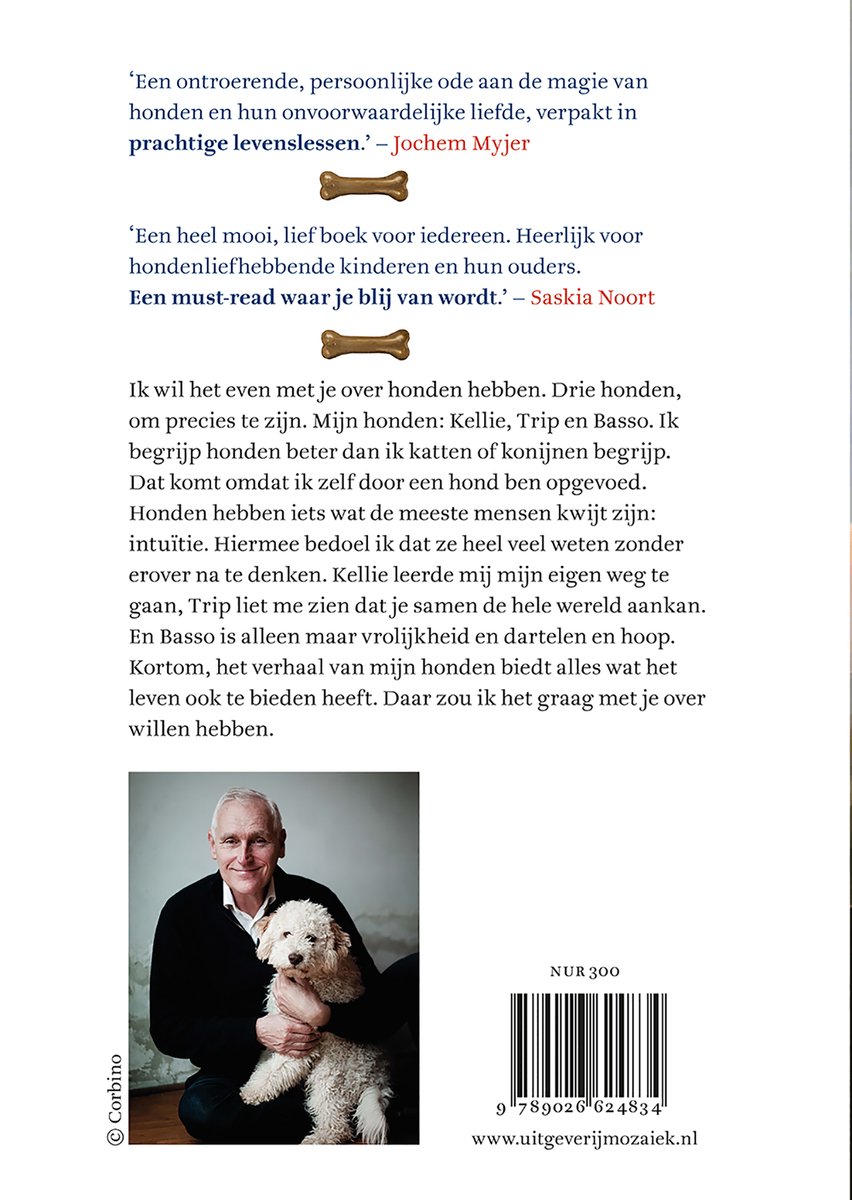Achterkant boek met tekst en een foto van een man met een witte poedel. "Een ontroerende, persoonlijke ode aan de magie van honden." - Jochem Myjer. "Een heel mooi, lief boek voor iedereen."