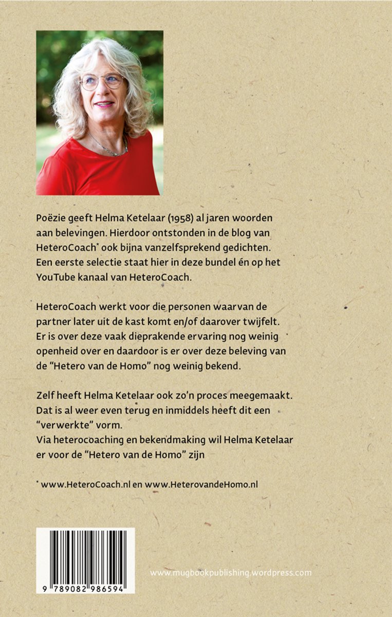 Helma Ketelaar draagt een rode top en een bril. Ze heeft blond haar en glimlacht naar de camera. Op de achtergrond is groen gebladerte te zien.
