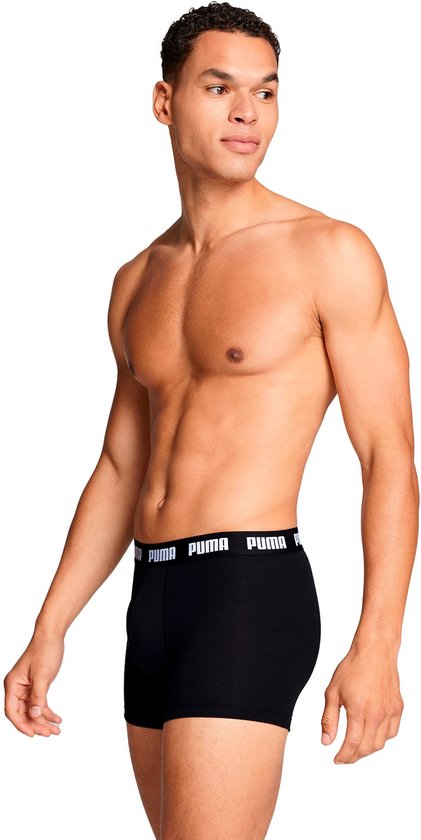 Zwarte Puma boxershorts met witte PUMA-band, gezien vanaf de zijkant