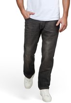 Rechttoe rechtaan jeans in donkergrijs, gedragen door een man met witte sneakers en een wit T-shirt.