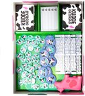Binnenkant van het spel Kuddegedrag met koe tokens, speelkaarten, hekken en een roze koe figuur.
