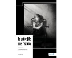 La petite fille sous l'escalier