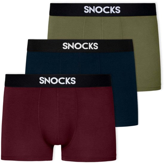 Drie heren boxershorts in het bordeauxrood, donkerblauw en olijfgroen, gestapeld, met zwarte band met 'SNOCKS'.