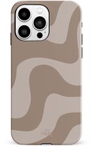 xoxo Wildhearts Ride With Me Brown - Double Layer - Hard case geschikt voor iPhone 15 Pro Max hoesje - Dubbele beschermlaag - Beschermhoes shockproof case - Golvenprint - Golvend patroon - Beige / Bruin