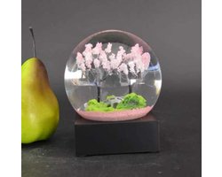 CoolSnowGlobes - Lente Landschap Sneeuwbol met roze sneeuwvlokken