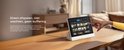 Een hand bedient een witte eufy tablet met op het scherm vele camerafeeds.