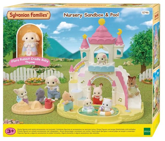 De verpakking van Sylvanian Families 5746 Baby Zandbak & Zwembad speelset, met speelfiguren en accessoires.