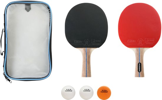 Een tafeltennisset met twee batjes (zwart en rood blad), drie balletjes (wit en oranje) en een draagtas.
