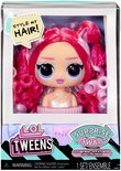 Stylinghoofd met felroze en lichtroze krullend haar, gestyled in twee staarten met paarse highlights. 'STYLE MY HAIR!' staat op een spraakballon.