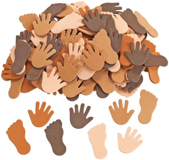Une pile d'autocollants en mousse marron et beige en forme de mains et de pieds.