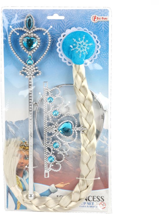 Een prinsessenkostuumset in verpakking met tiara, toverstaf, en blonde vlecht met snowflake clip, op een achtergrond van besneeuwde bergen met een prinses.