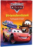 Voorpagina van een 'Vriendenboek' met de Disney Cars karakters Bliksem McQueen, Takel en Ramone.