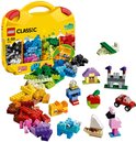 Gele LEGO Classic koffer met daarbuiten diverse gebouwde LEGO modellen.