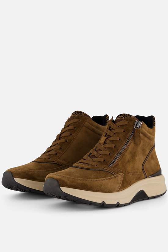 Een paar bruine suède veterboots met rits, luipaardprint details en een beige zool.