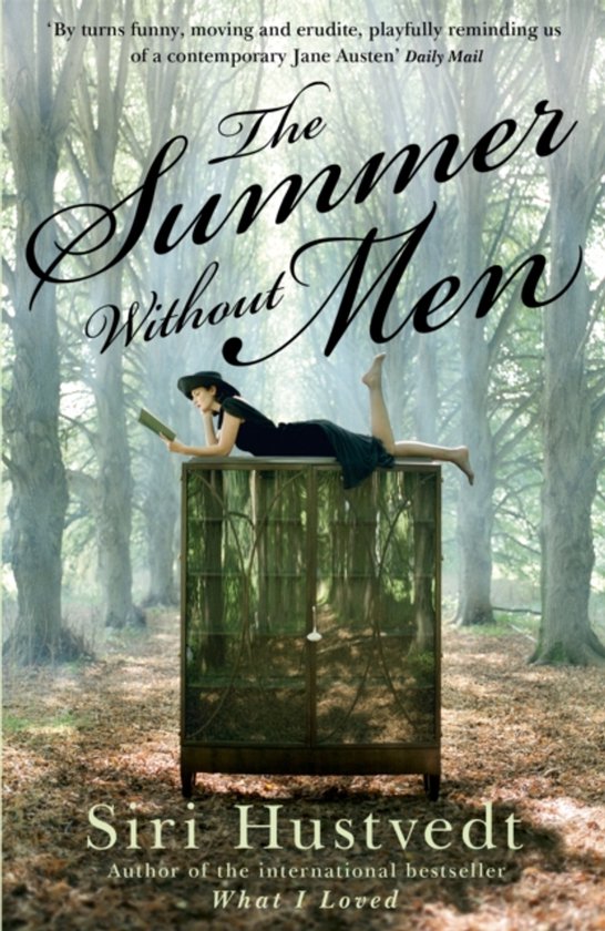 Boek "The Summer Without Men" door Siri Hustvedt. Een vrouw in een hoed ligt op een kast in een bos. "By turns funny, moving and erudite, playfully reminding us of a contemporary Jane Austen" Daily Mail.