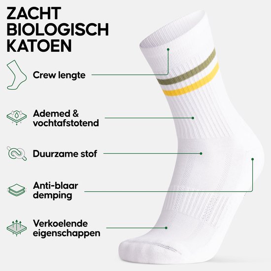 Witte crew sok met groene, gele en groene strepen bij de enkel. Textuur van de stof wordt getoond.