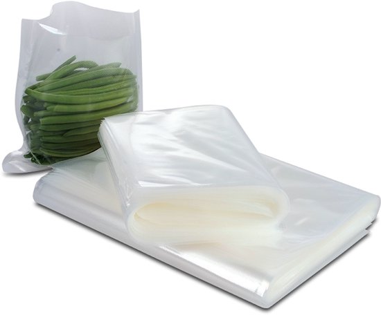 Une pile de sacs sous vide et un sac rempli de haricots verts.