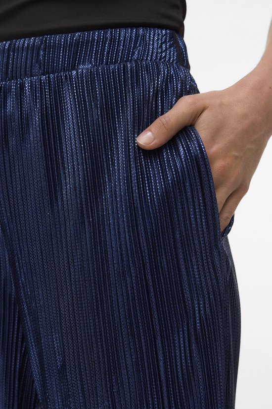 Donkerblauwe, glanzende broek met plooien en een elastische tailleband. Hand in de steekzak.