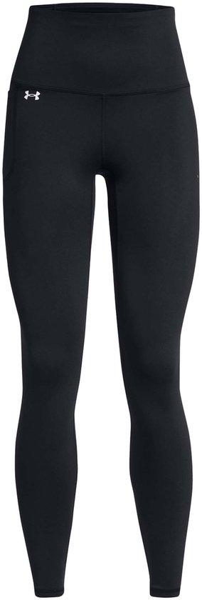 Model draagt een zwarte legging met hoge taille en zwarte sportschoenen.
