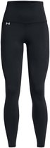 Model draagt een zwarte legging met hoge taille en zwarte sportschoenen.
