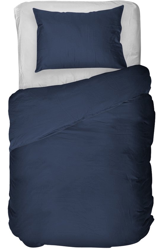 Eenpersoons dekbedovertrek in navy, met een witte kussensloop en beddengoed.