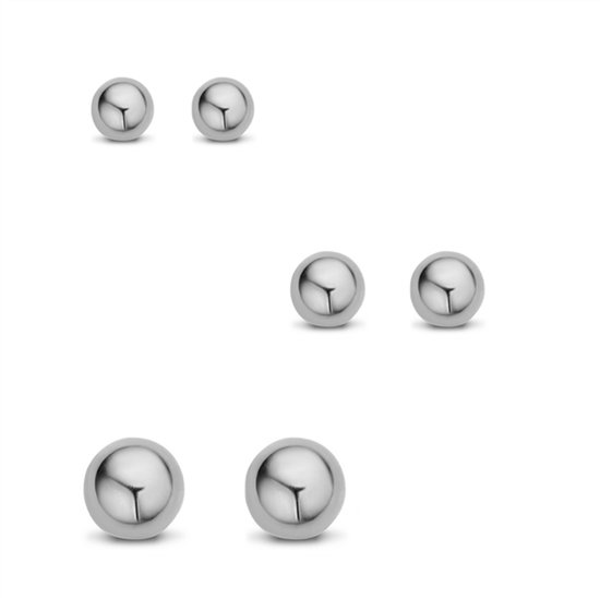 Drie paar zilveren bolletjes oorbellen op witte achtergrond.