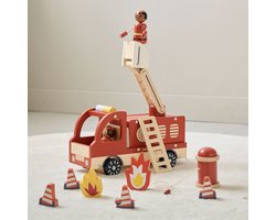 Petite Amélie Houten brandweerauto «Pompier» – rood – incl. 7 accessoires en 2 houten poppen – 360° draaibare kraan – kofferbak met opbergruimte en klep Petite Amélie Houten brandweerauto «Pompier» – rood – incl. 7 accessoires en 2 houten poppen – 360° draaibare kraan – kofferbak met opbergruimte en klep