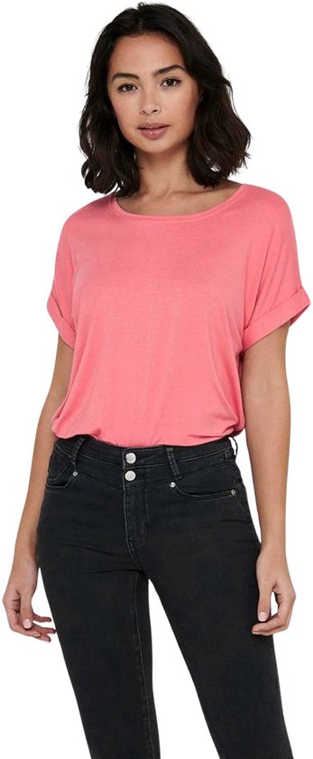 Coralroze t-shirt met omgerolde korte mouwen, gedragen door een model met een ronde hals.