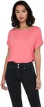 Coralroze t-shirt met omgerolde korte mouwen, gedragen door een model met een ronde hals.