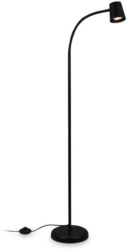 Zwarte staande lamp met gebogen arm en ronde voet.
