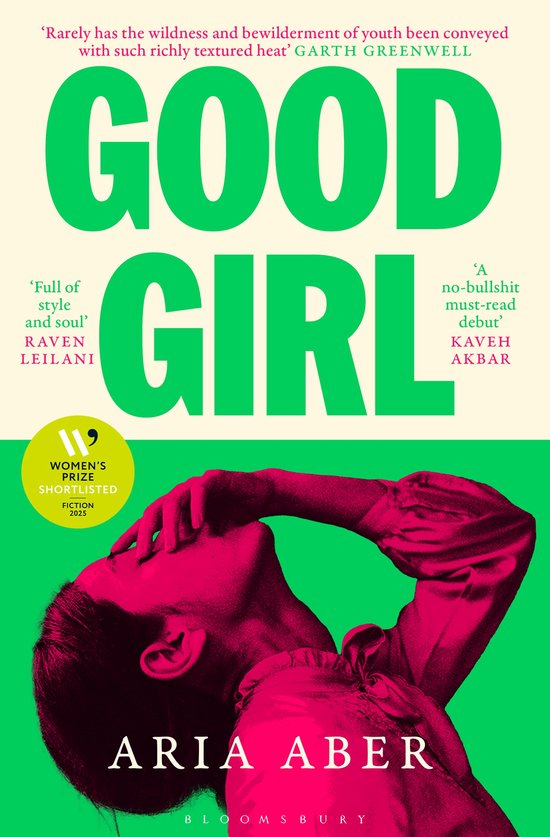 Boek "Good Girl" van Aria Aber, met een vrouw in roze op een groene achtergrond, met citaten en vermelding van de Women's Prize Shortlisted Fiction 2025.