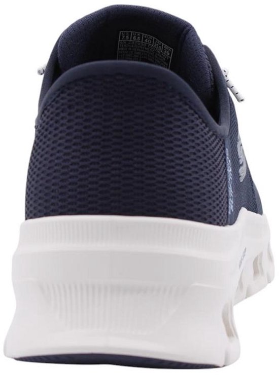 Achterkant van een marineblauwe sneaker met dikke witte zool.