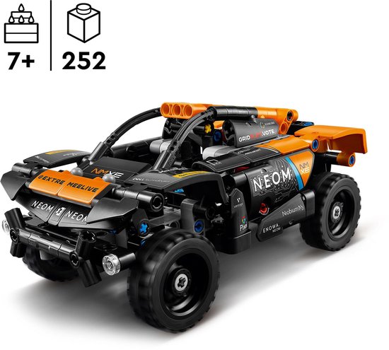 Zwarte en oranje LEGO Technic auto met sponsorstickers. De auto heeft grote off-road banden.