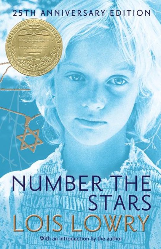 Boekcover van "Number the Stars" met een close-up van een jong meisje en een ster van David.
