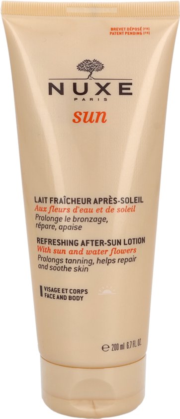 Nuxe Sun after-sun lotion tube, licht goudkleurig met rode boomprint. 'Refreshing after-sun lotion with sun and water flowers'.