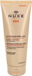 Nuxe Sun after-sun lotion tube, licht goudkleurig met rode boomprint. 'Refreshing after-sun lotion with sun and water flowers'.