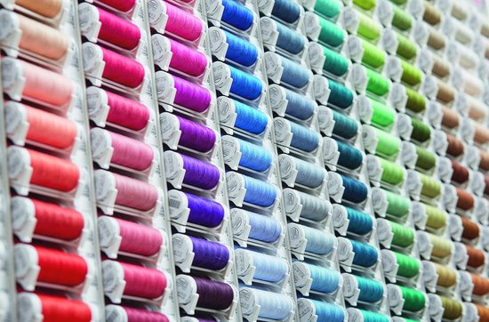 Gutermann Creativ Allesnaaigaren - Nostalgische blikken cadeauset, 100m 8 spoelen, 100% polyester, hand- en machinenaaien, felle kleuren