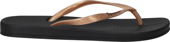 Zijzicht van zwarte Ipanema slippers met goudkleurige bandjes en het Ipanema logo.