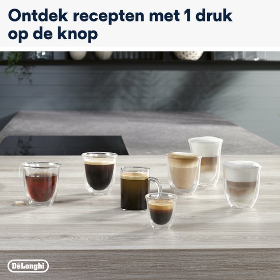 Zeven glazen koffie en thee staan op een houten tafel, gemaakt door DeLonghi.