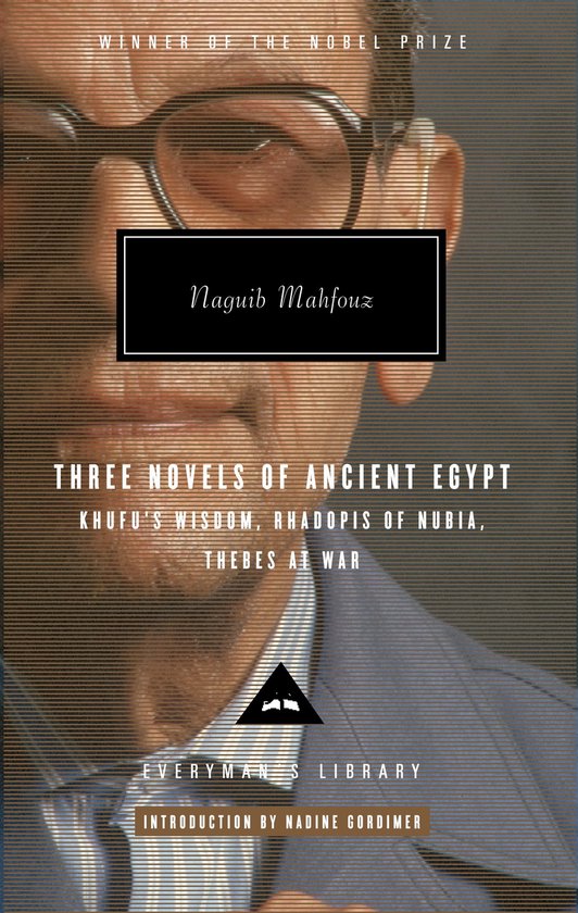 Boek "Three Novels of Ancient Egypt" met een portret van Naguib Mahfouz.