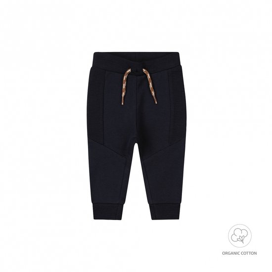 Donkerblauwe joggingbroek met tunnelkoord en ribgebreide details. Gemaakt van biologisch katoen.