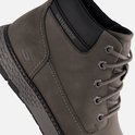 Detail van de zijkant van een grijze Skechers veterschoen met 'WATERPROOF' tekst.