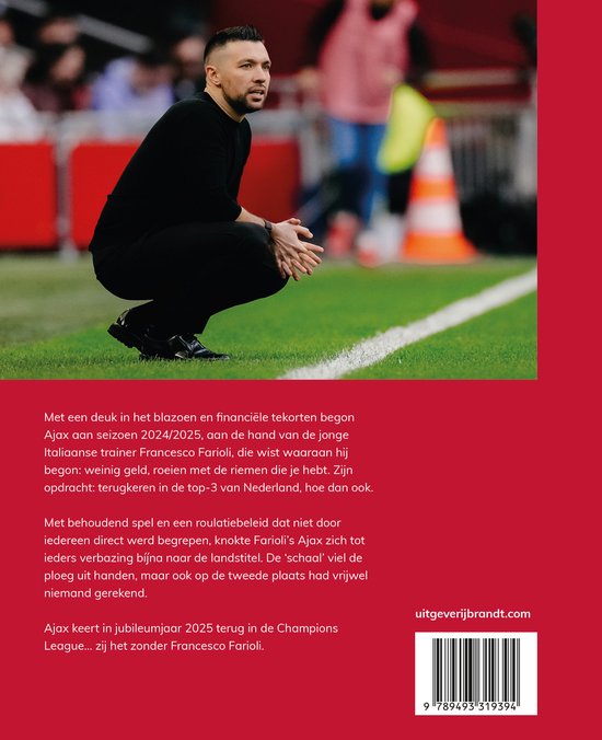 Ajax coach Francesco Farioli gehurkt op het veld.