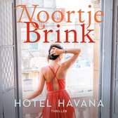 Een vrouw in een oranje jurk staat op een balkon, met de rug naar de camera, voor de tekst 'Noortje Brink Hotel Havana Thriller'.