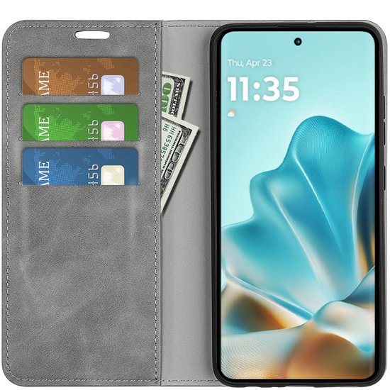 Grijs telefoonhoesje geopend met drie kaartsleuven met creditcards en een bankbiljet, en een telefoon met klok.