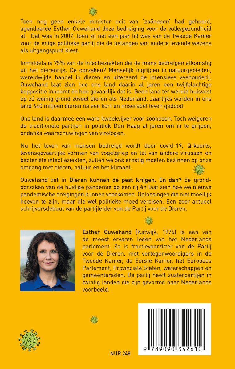 Foto van Esther Ouwehand met donker haar en een blauwe blouse, staand voor een gele achtergrond.