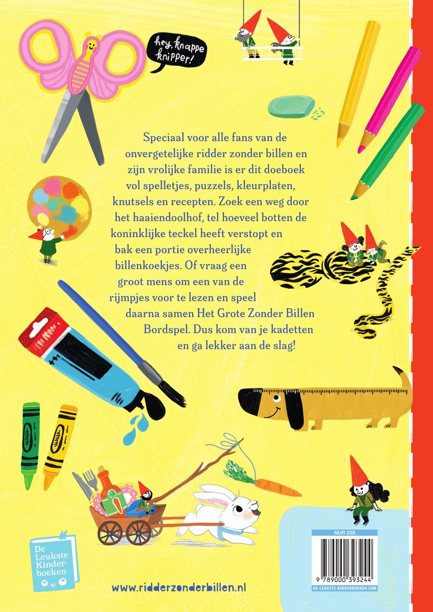 Achterkant van een doeboek 'De ridder zonder billen' met puzzelstukjes, een schaar, potloden, stiften, een konijn, een karretje met kabouters, een hond met een meetlint en kabouters.