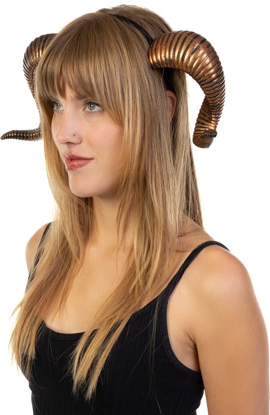 Demon Met Bloedige Hoorns. Monster Met Scherpe Doornen En Wratten Op Het Gezicht. Satan in De