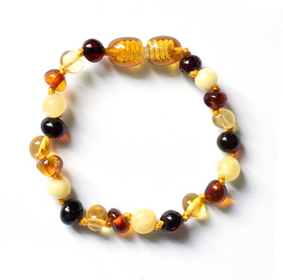 Un bracelet enfant avec des perles rondes et ovales alternées en ambre, aux couleurs allant du jaune, crème, marron foncé au noir.